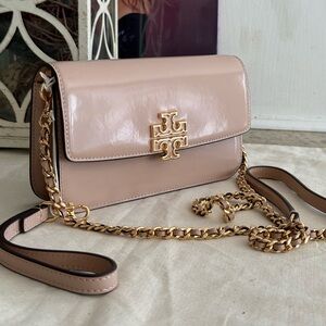 New TORY BURCH BRITTEN PATENT CHAIN WALLET W. WRISTLET Devon Sand